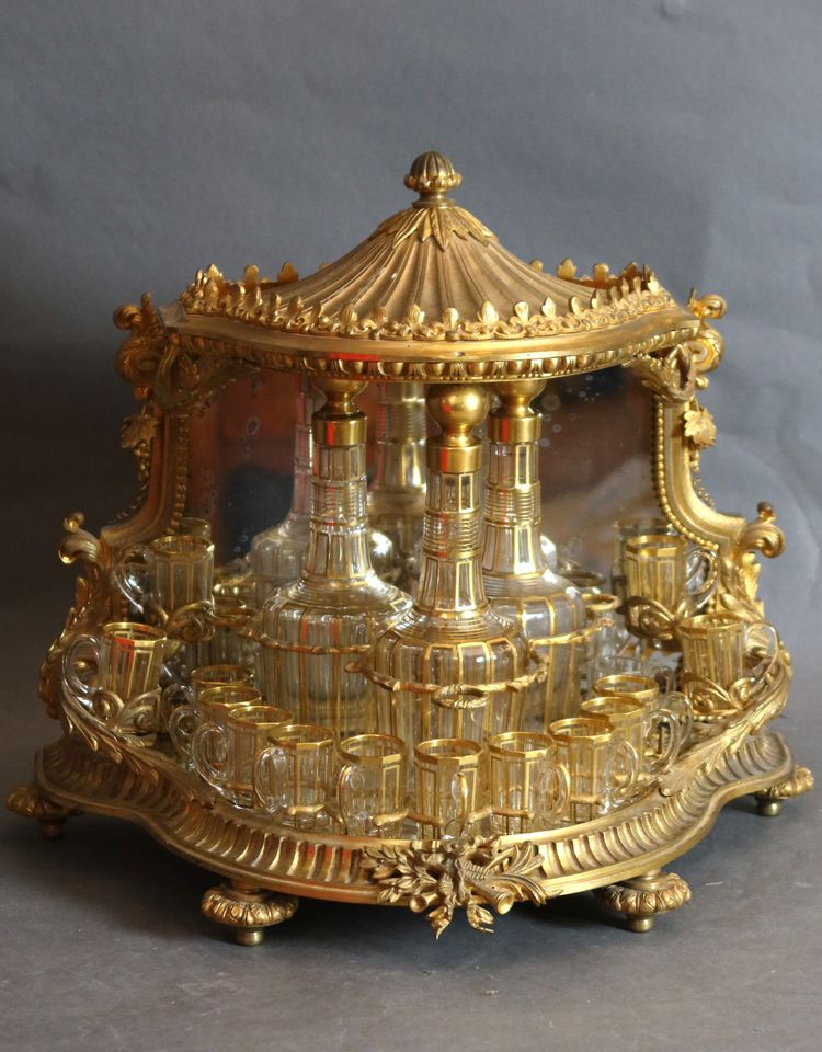 Cantinetta per liquori in bronzo dorato XIX secolo