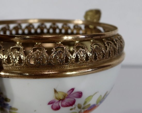 Bronze and porcelain cup with flowered decorations - End of XIXth century