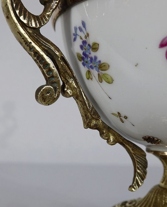 Bronze and porcelain cup with flowered decorations - End of XIXth century