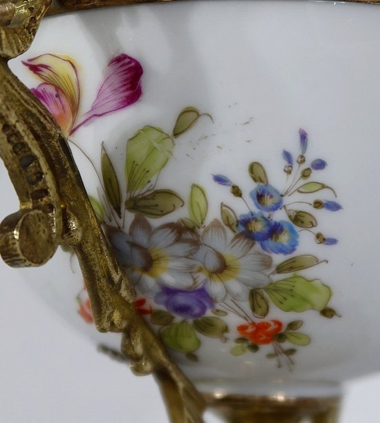 Bronze and porcelain cup with flowered decorations - End of XIXth century