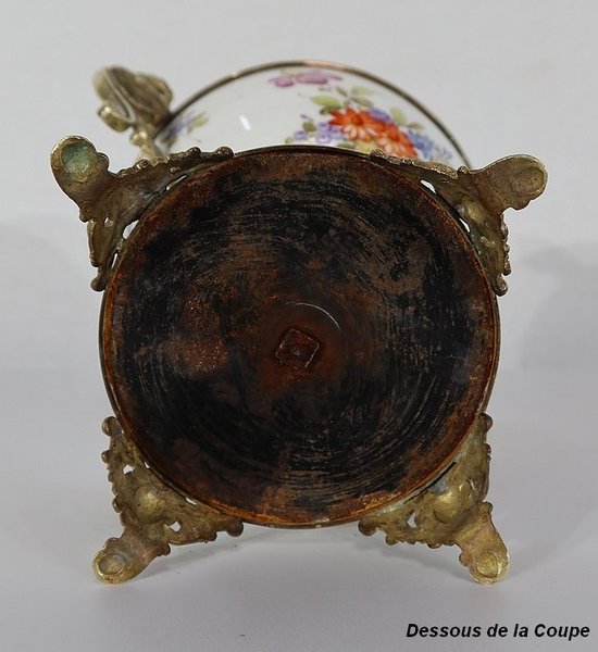 Bronze and porcelain cup with flowered decorations - End of XIXth century