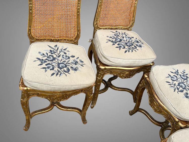 SÉRIE DE 4 CHAISES CANNÉES EN BOIS SCULPTÉ ET DORÉ DE STYLE LOUIS XV ÉPOQUE XIXe