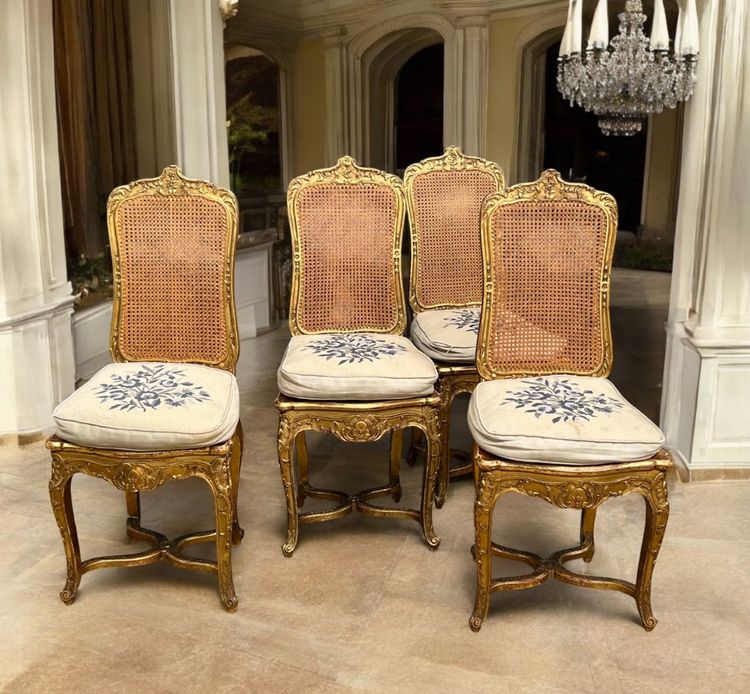 SÉRIE DE 4 CHAISES CANNÉES EN BOIS SCULPTÉ ET DORÉ DE STYLE LOUIS XV ÉPOQUE XIXe