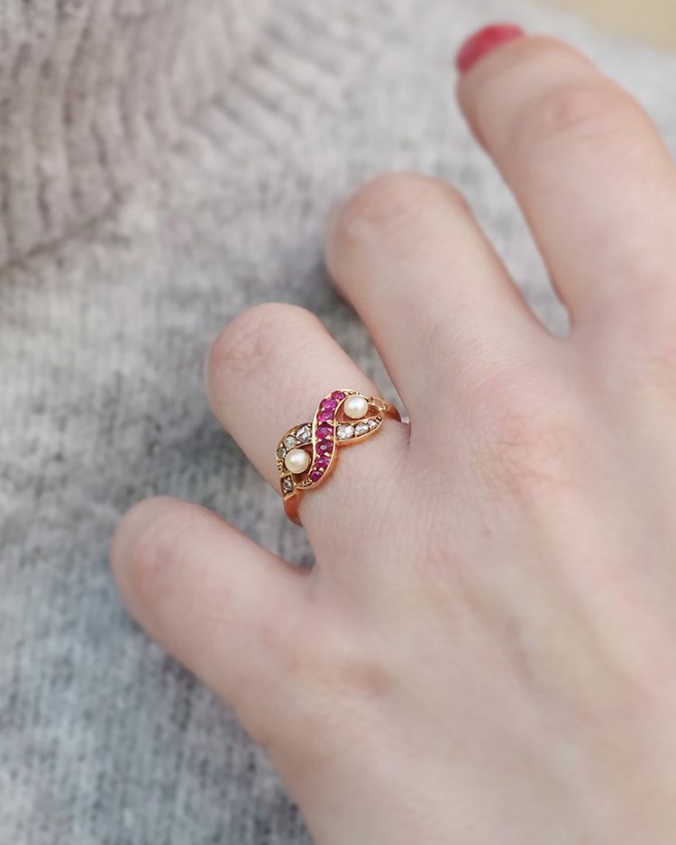 Ancienne bague symbole infini en or 18k, bague rubis, diamants taille rose, bague ancienne