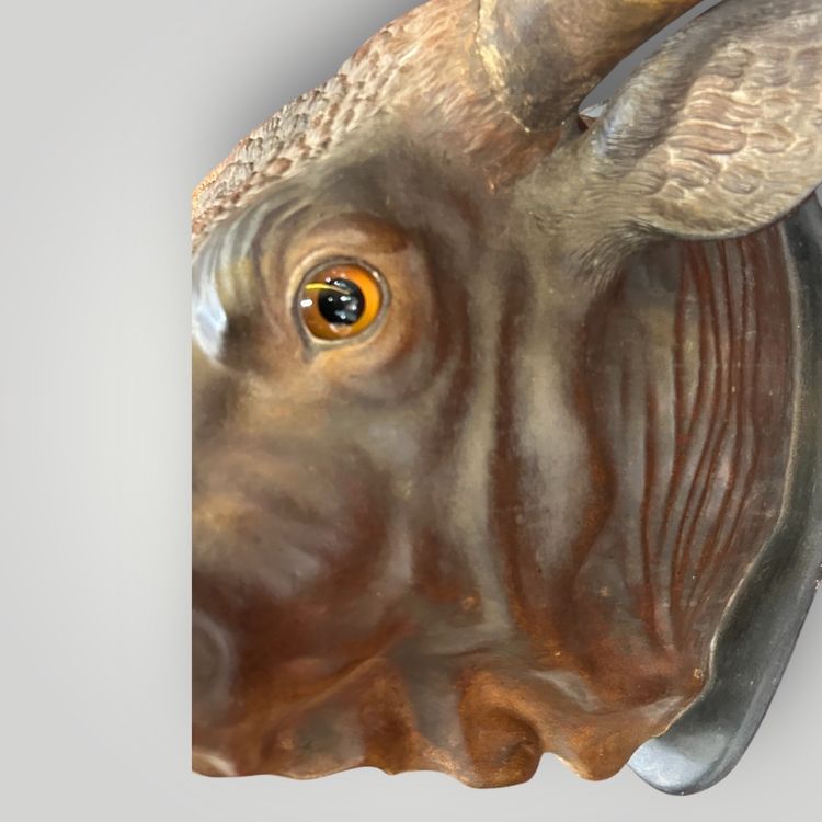 Grande trofeo di toro a grandezza naturale in terracotta policroma - Segno Fine XIX secolo