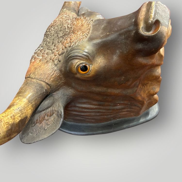 Grande trofeo di toro a grandezza naturale in terracotta policroma - Segno Fine XIX secolo
