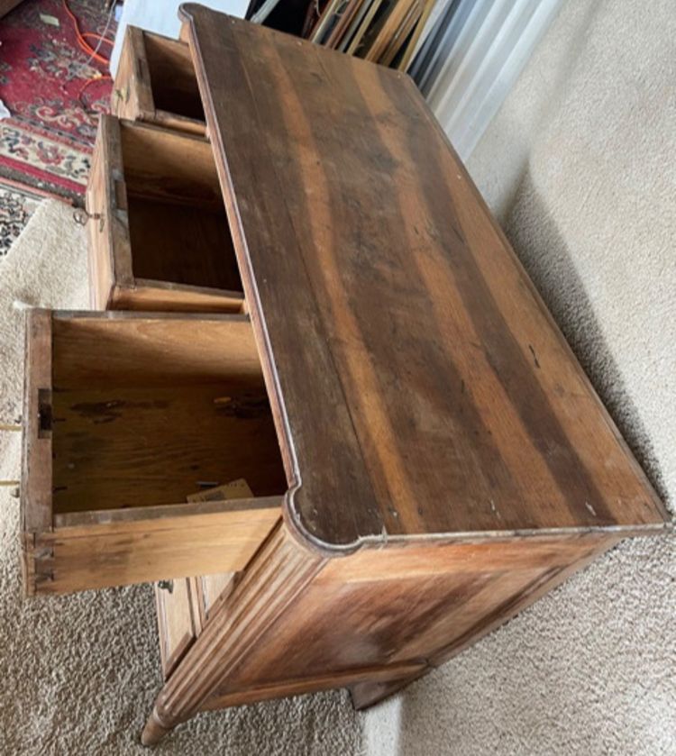 Commode de style louis xvi.