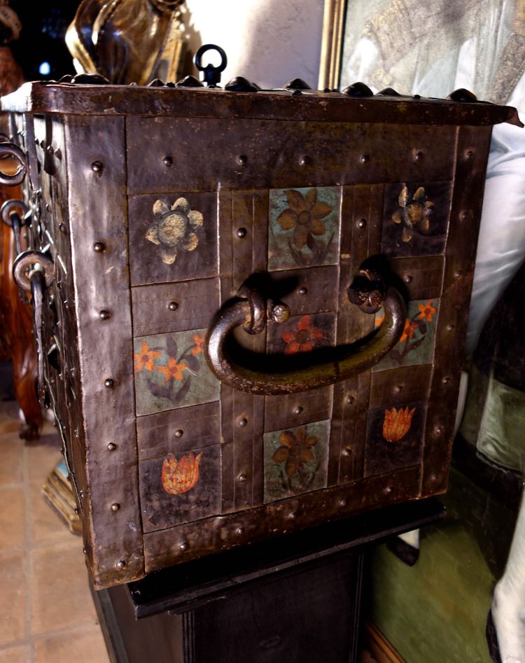 Grand coffre de Nuremberg polychromé avec cadenas