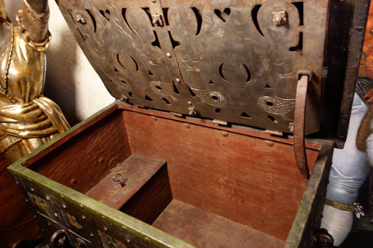 Grand coffre de Nuremberg polychromé avec cadenas