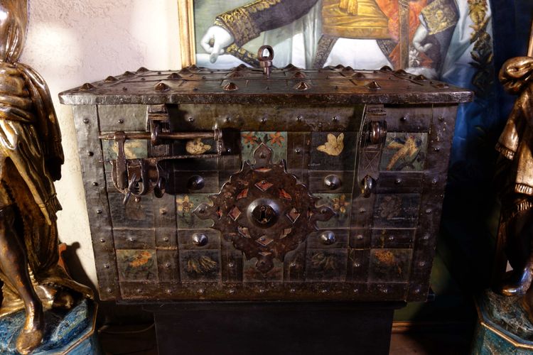 Grand coffre de Nuremberg polychromé avec cadenas