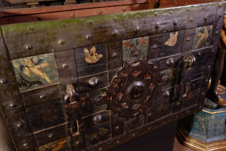Grand coffre de Nuremberg polychromé avec cadenas