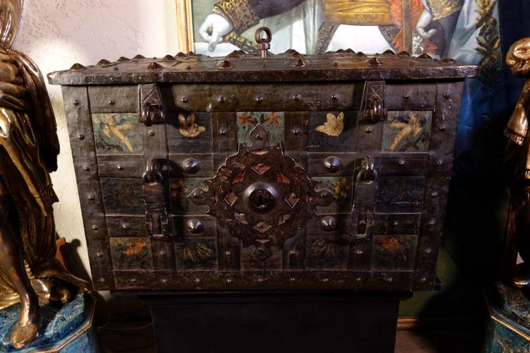 Grand coffre de Nuremberg polychromé avec cadenas