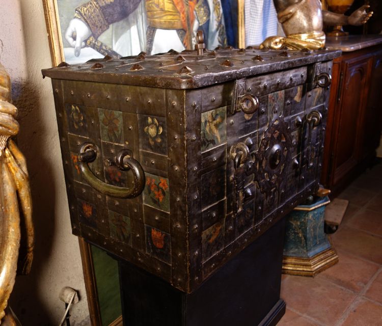 Grand coffre de Nuremberg polychromé avec cadenas