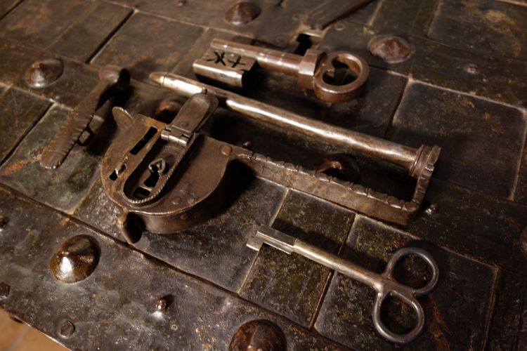 Grand coffre de Nuremberg polychromé avec cadenas