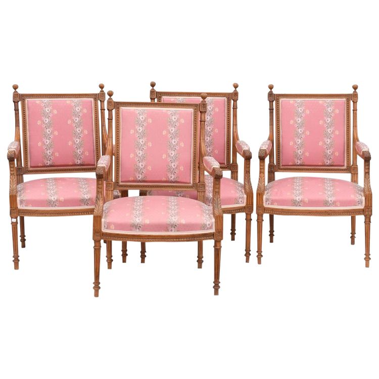 Série de 4 fauteuils cabriolet de style Louis XVI