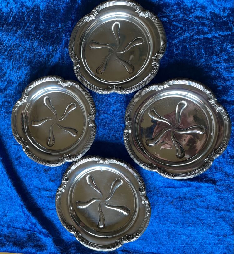 4 carafe trays.