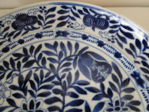 Piatto blu e bianco, porcellana cinese, decorazione con vegetazione antica