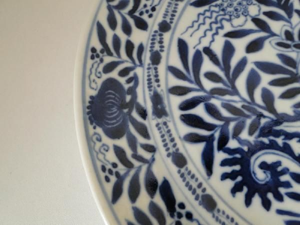 Piatto blu e bianco, porcellana cinese, decorazione con vegetazione antica