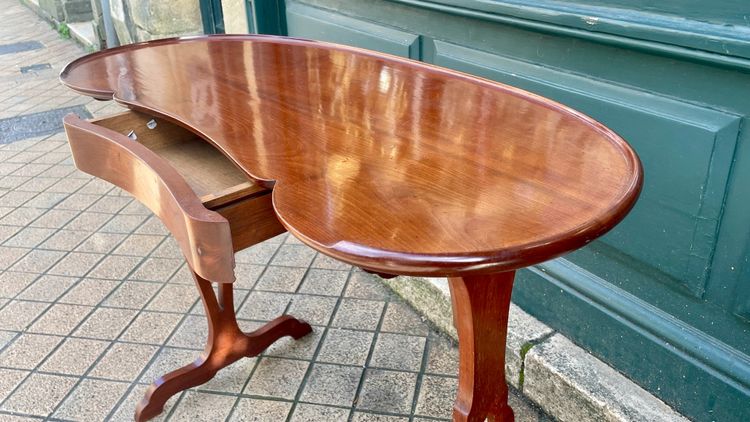 Petit bureau Art nouveau en acajou, fin XIXe / début XXe siècle  