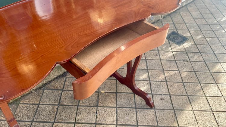 Petit bureau Art nouveau en acajou, fin XIXe / début XXe siècle  
