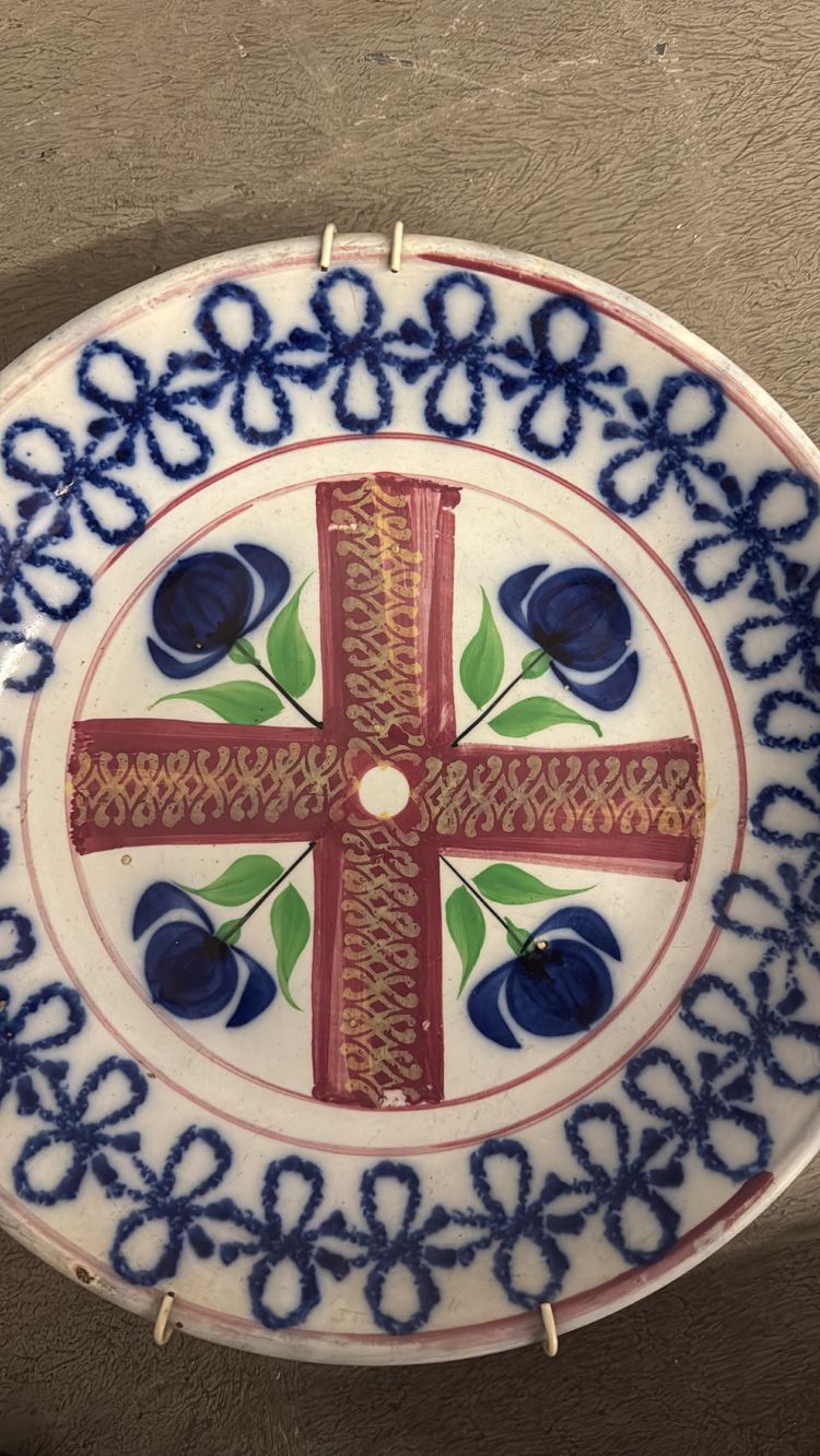 Assiette ancienne en faïence fabriquée en France au 19ème siècle, avec des tulipes, taille 30 cm