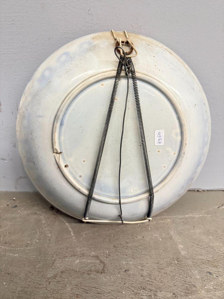 Assiette ancienne en faïence fabriquée en France au 19ème siècle, avec des tulipes, taille 30 cm