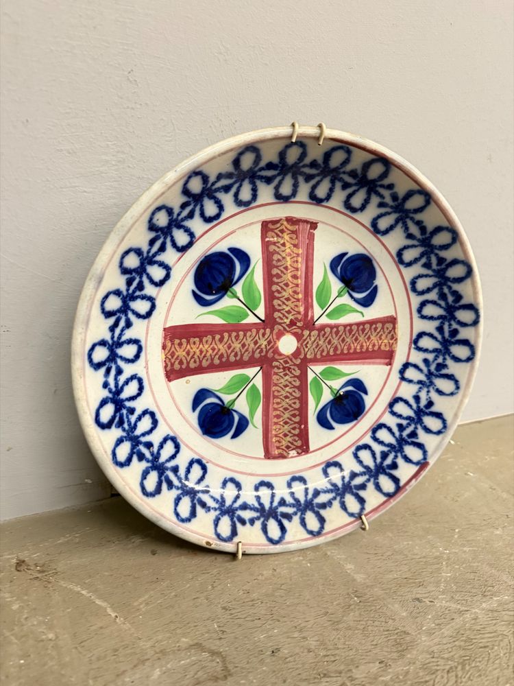Assiette ancienne en faïence fabriquée en France au 19ème siècle, avec des tulipes, taille 30 cm