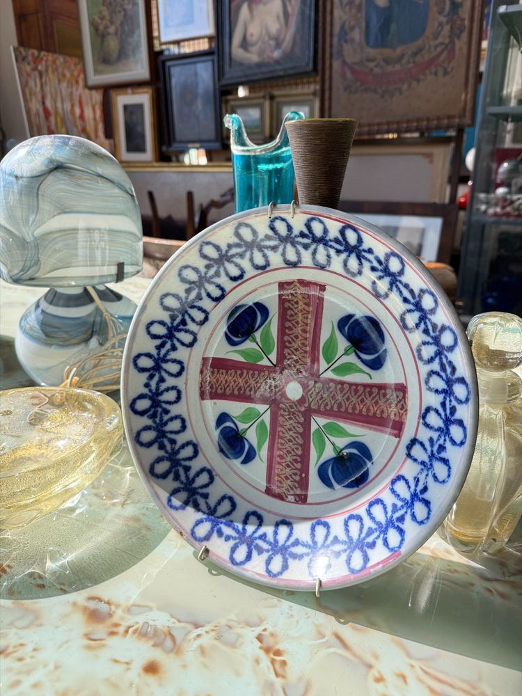 Assiette ancienne en faïence fabriquée en France au 19ème siècle, avec des tulipes, taille 30 cm
