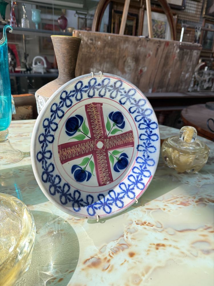Assiette ancienne en faïence fabriquée en France au 19ème siècle, avec des tulipes, taille 30 cm