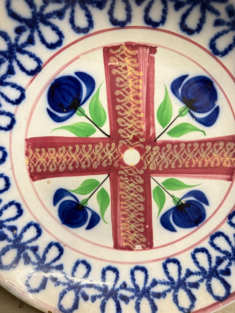 Assiette ancienne en faïence fabriquée en France au 19ème siècle, avec des tulipes, taille 30 cm