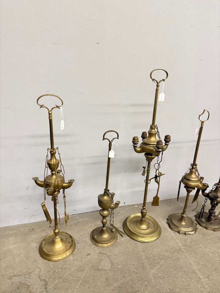 Groupe ancien de 5 lampes à huile en bronze doré, 19ème siècle mis63x16cm