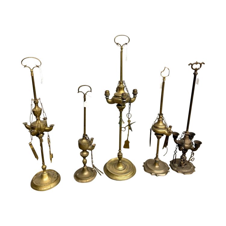 Groupe ancien de 5 lampes à huile en bronze doré, 19ème siècle mis63x16cm