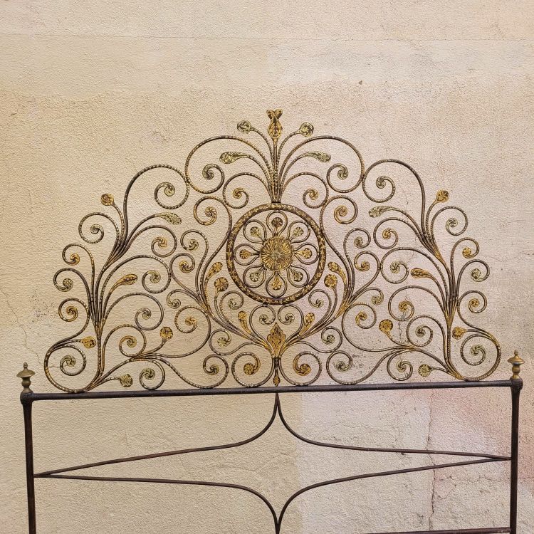 Letto Genova in ferro dipinto, larghezza 145 cm, inizio XIX secolo