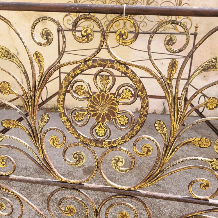 Letto Genova in ferro dipinto, larghezza 145 cm, inizio XIX secolo
