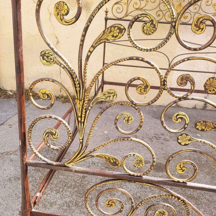 Letto Genova in ferro dipinto, larghezza 145 cm, inizio XIX secolo