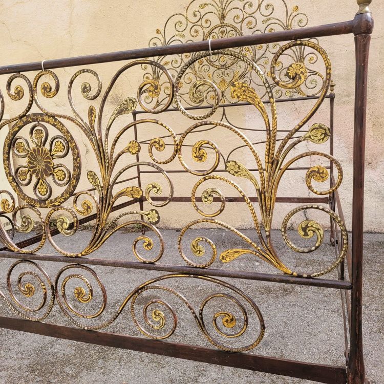 Letto Genova in ferro dipinto, larghezza 145 cm, inizio XIX secolo