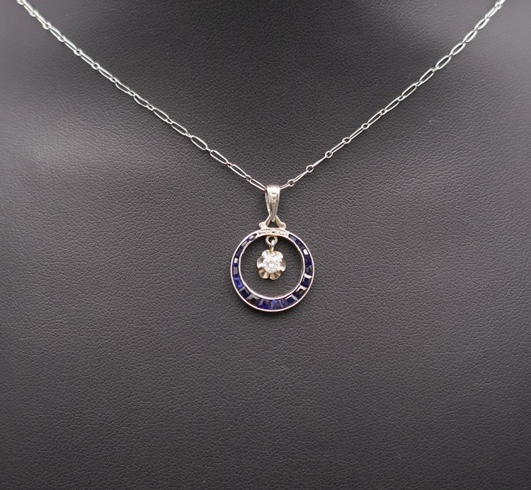  Chaîne Et Pendentif Art Déco Diamant Et Saphirs Calibrés.