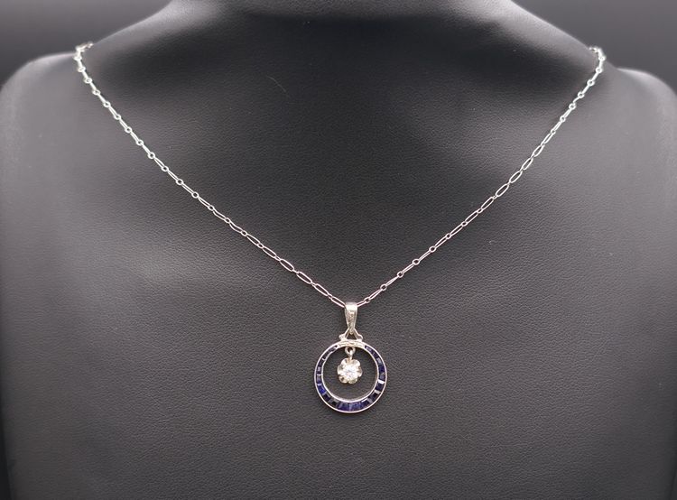  Chaîne Et Pendentif Art Déco Diamant Et Saphirs Calibrés.
