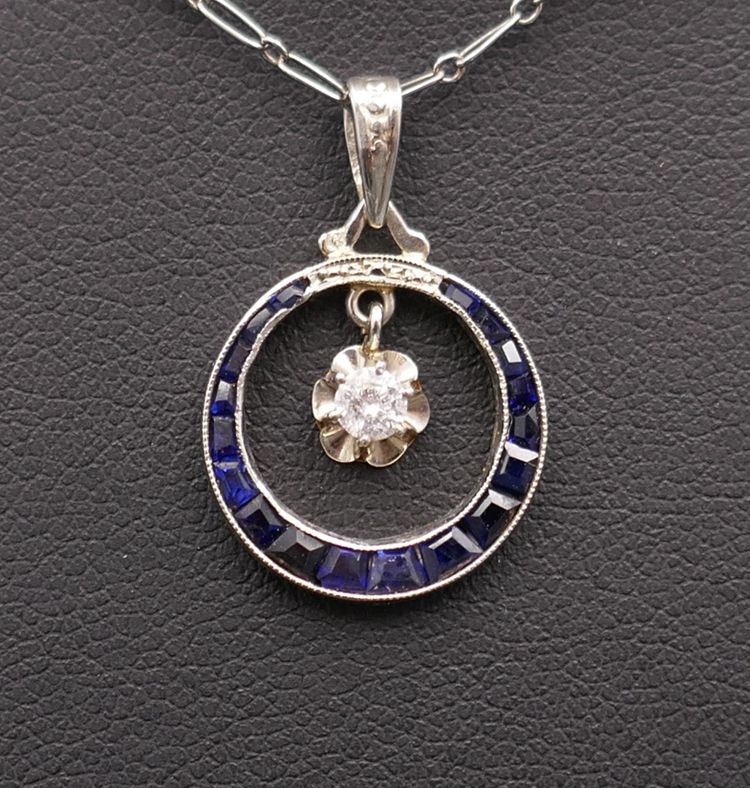  Chaîne Et Pendentif Art Déco Diamant Et Saphirs Calibrés.