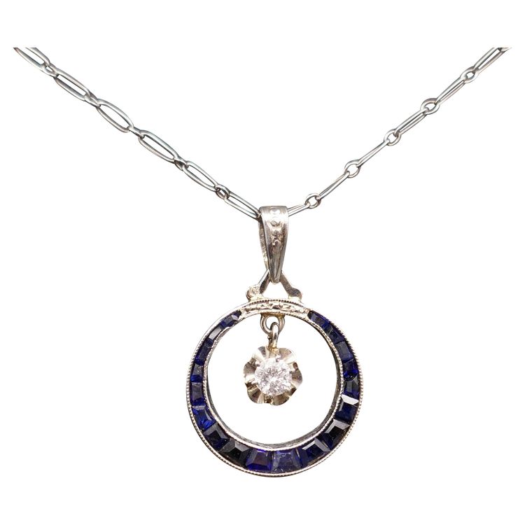  Chaîne Et Pendentif Art Déco Diamant Et Saphirs Calibrés.
