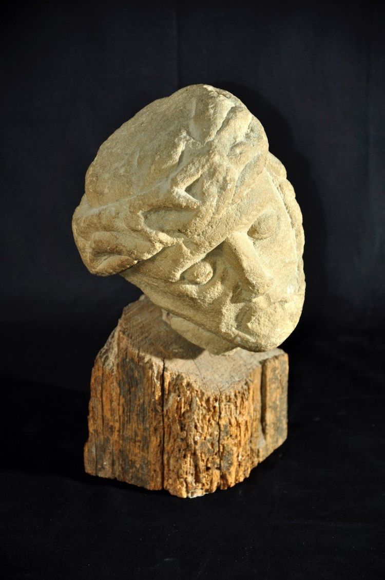 Testa di Cristo, epoca romanica (pietra arenaria scolpita).