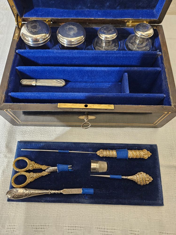 Coffret Nécessaire de voyage - Crystal and silver - Napoleon III period .