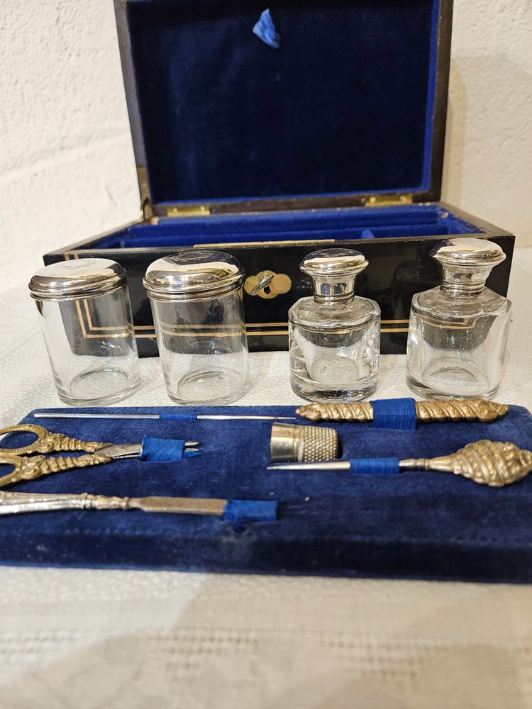 Coffret Nécessaire de voyage - Crystal and silver - Napoleon III period .
