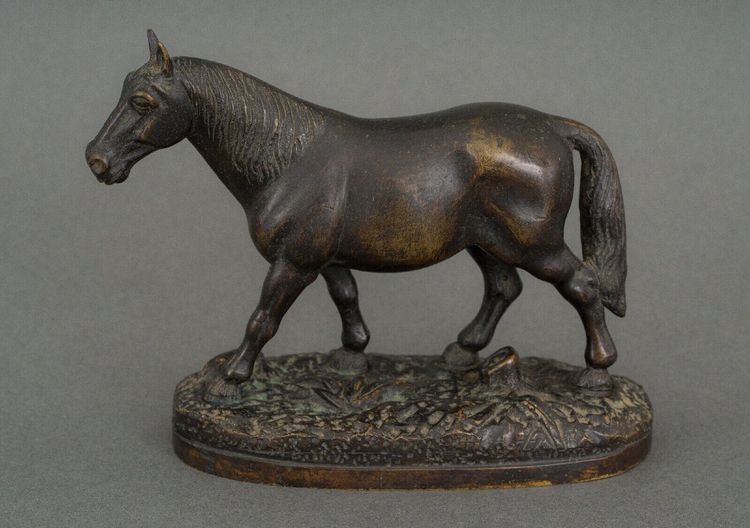 Cheval de trait en bronze XIXe patine brun foncé