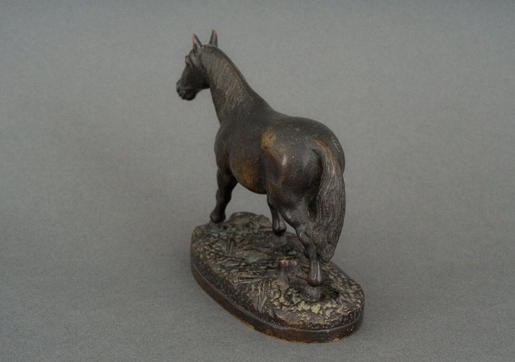 Cheval de trait en bronze XIXe patine brun foncé
