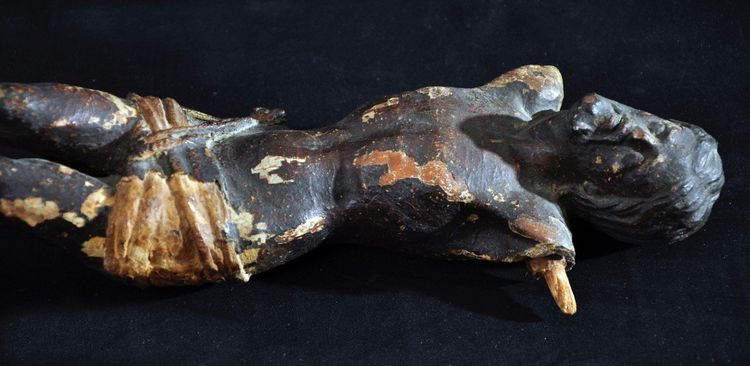 Cristo in legno del XVII secolo con tracce di policromia