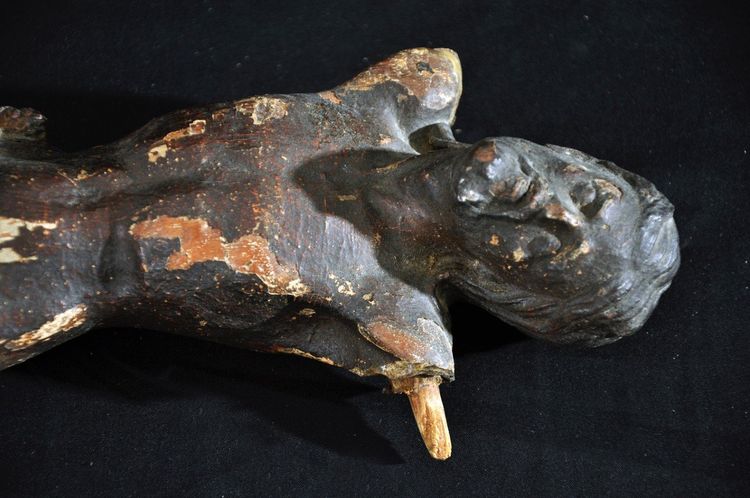 Cristo in legno del XVII secolo con tracce di policromia