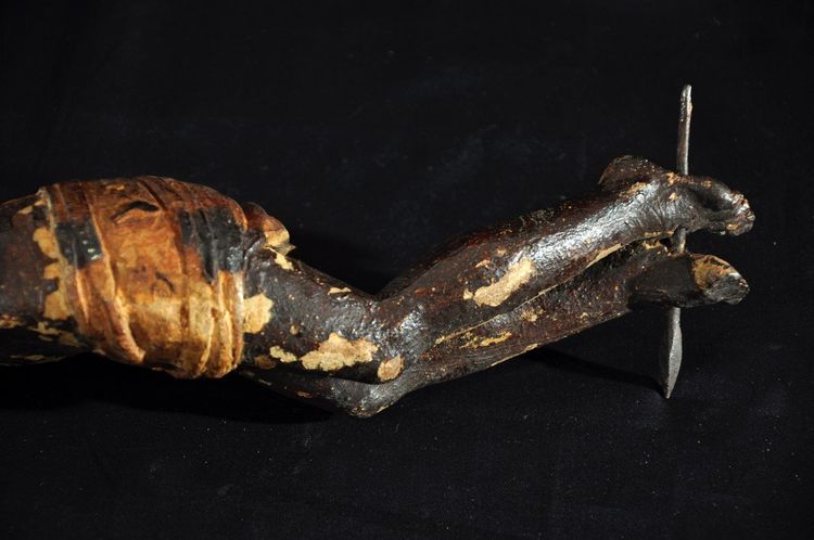 Cristo in legno del XVII secolo con tracce di policromia