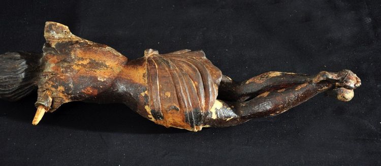 Cristo in legno del XVII secolo con tracce di policromia