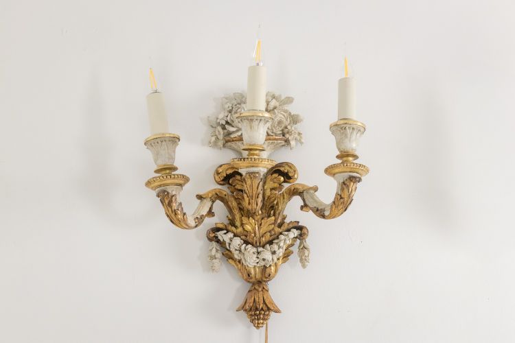 Pair of Louis XVI style sconces in gilded and lacquered wood. Circa 1900. LS5266457U